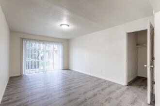 Alder Royal Apartments in Portland, OR - Building Photo - Interior Photo