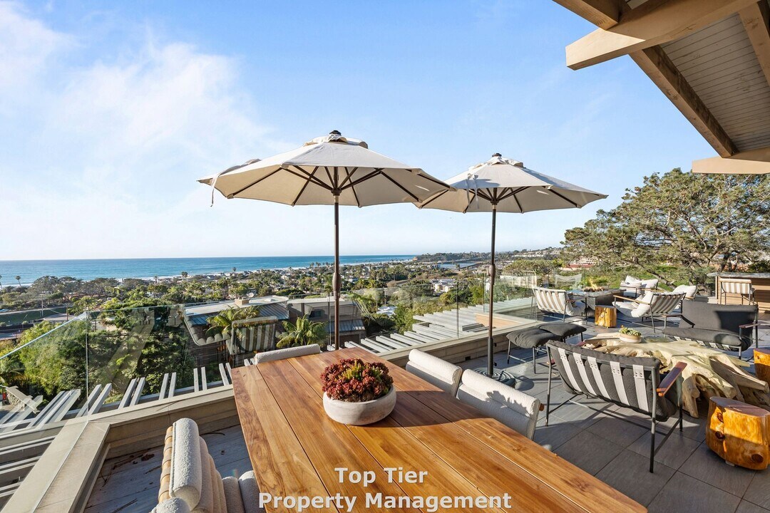 2045 Seaview Ave in Del Mar, CA - Building Photo