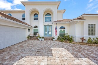 385 Newport Dr in Indialantic, FL - Building Photo - Building Photo