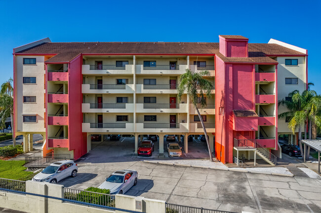 Lighthouse Harbor Marina in South Pasadena, FL - Foto de edificio - Building Photo