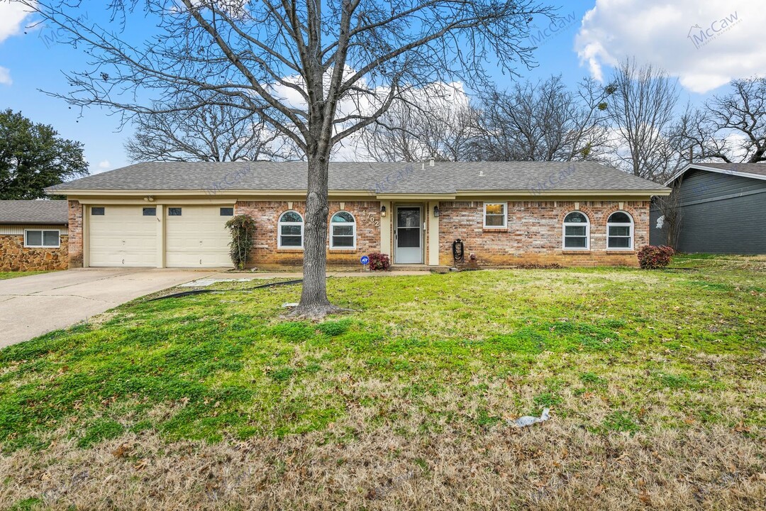 1702 Sagebrush Trail in Euless, TX - Building Photo