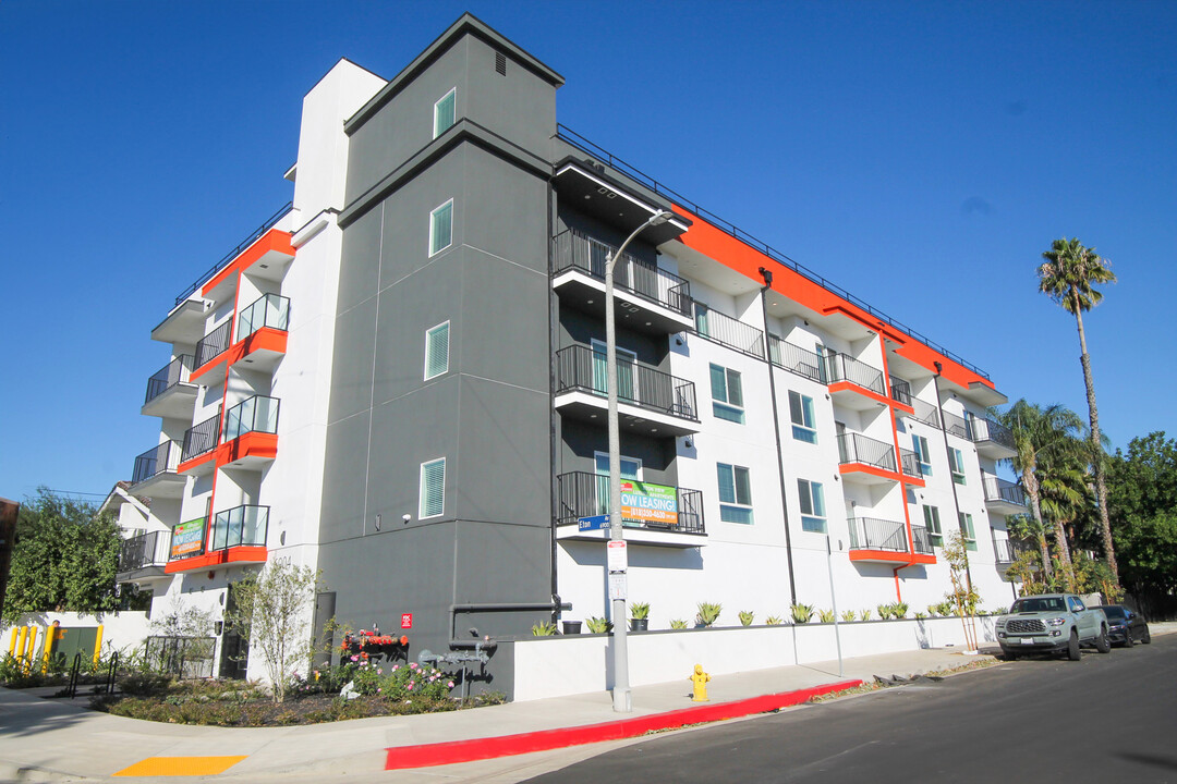 Eton View Apartments in Canoga Park, CA - Foto de edificio