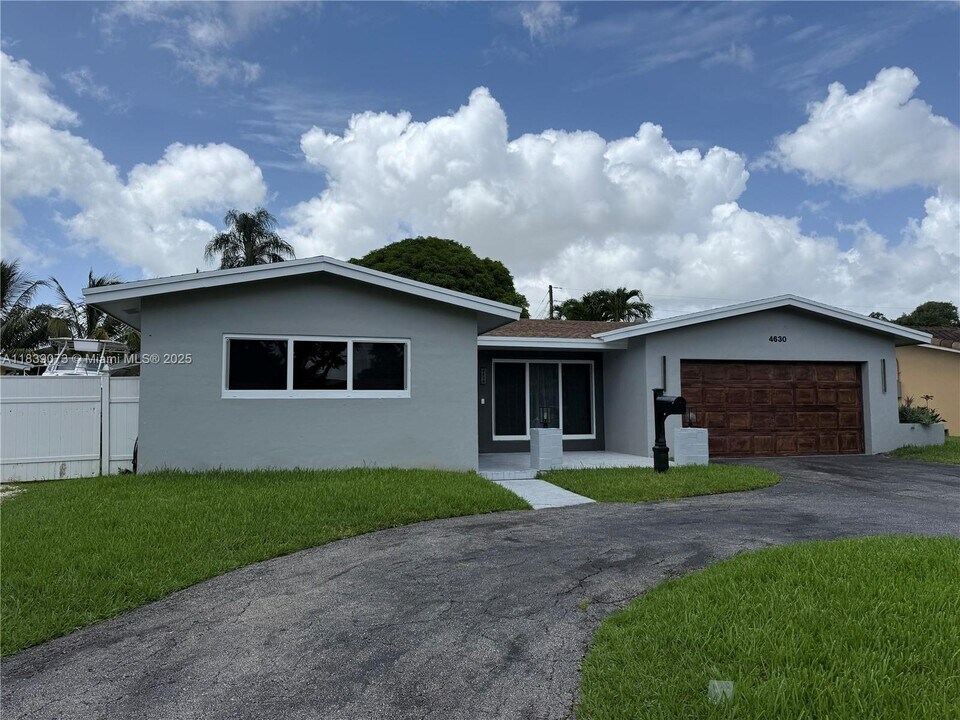4630 Buchanan St in Hollywood, FL - Building Photo