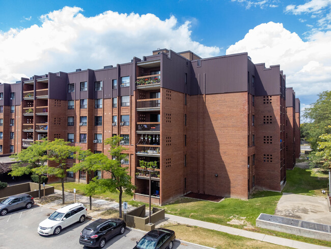 Warren Court Apartments in Toronto, ON - Building Photo - Building Photo