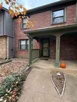 13325 Hiddendale Ln in Ballwin, MO - Building Photo