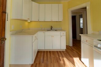 95 Bourne St, Unit 1 in Boston, MA - Foto de edificio - Building Photo