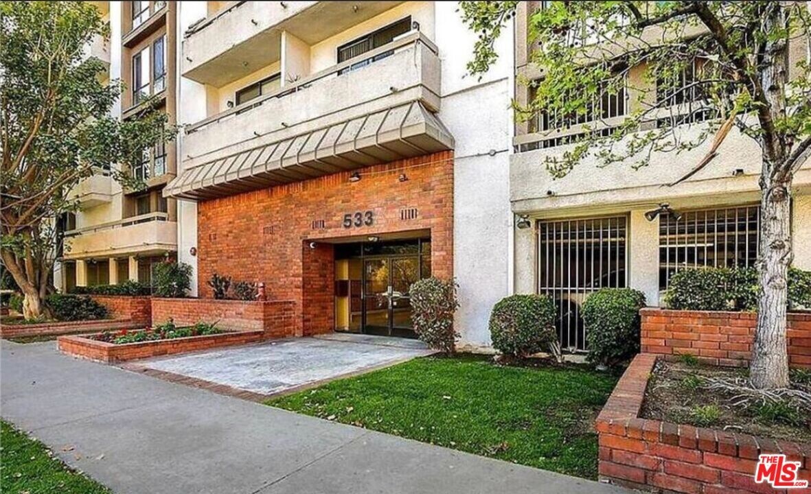 533 S St Andrews Pl in Los Angeles, CA - Building Photo