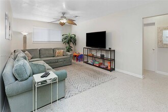 330 Van Buren St in Hollywood, FL - Foto de edificio - Building Photo