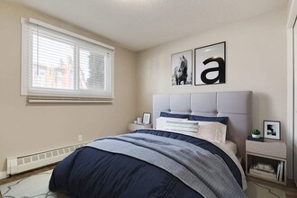 Aiva Manor in Edmonton, AB - Building Photo - Building Photo