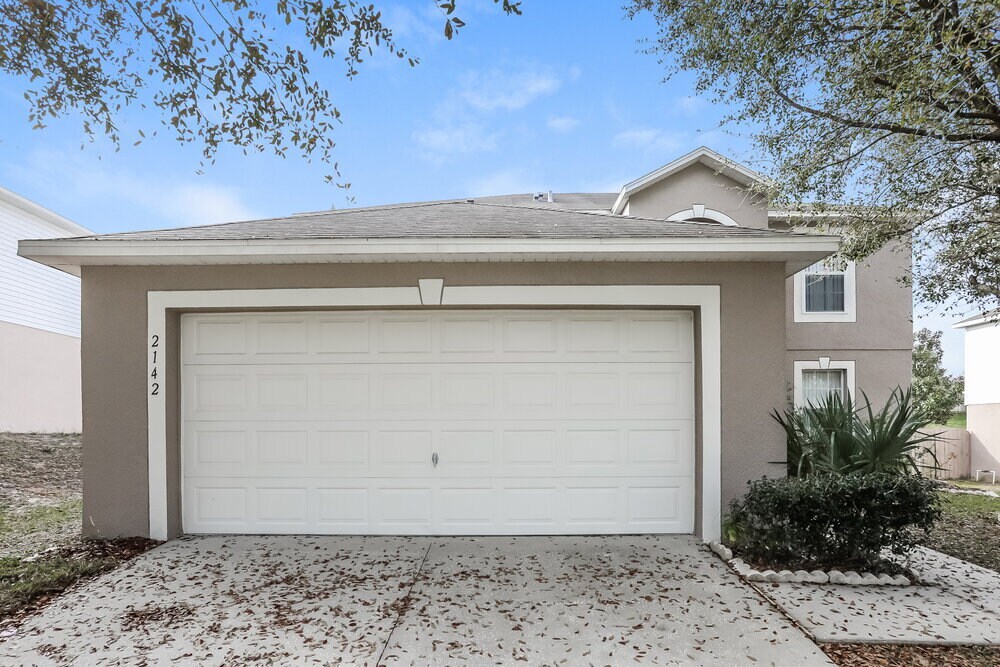 2142 Sandridge Cir in Eustis, FL - Building Photo