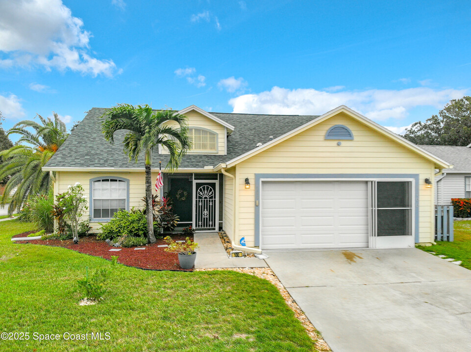 100 Oak Lake Rd in Melbourne, FL - Building Photo