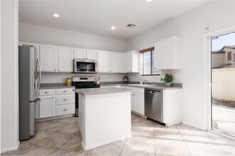908 Shining Rose Pl in Henderson, NV - Building Photo - Building Photo