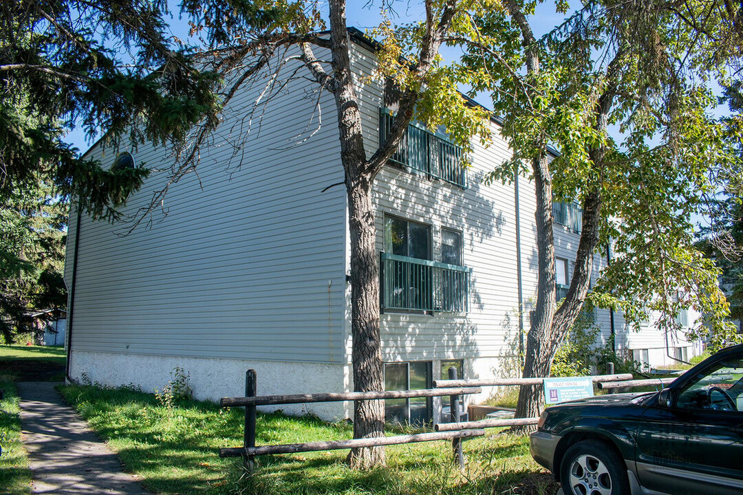 Cochrane House Apartments in Cochrane, AB - Building Photo