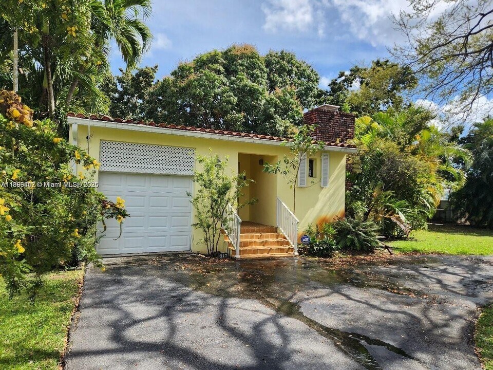217 Iroquois St in Miami Springs, FL - Building Photo