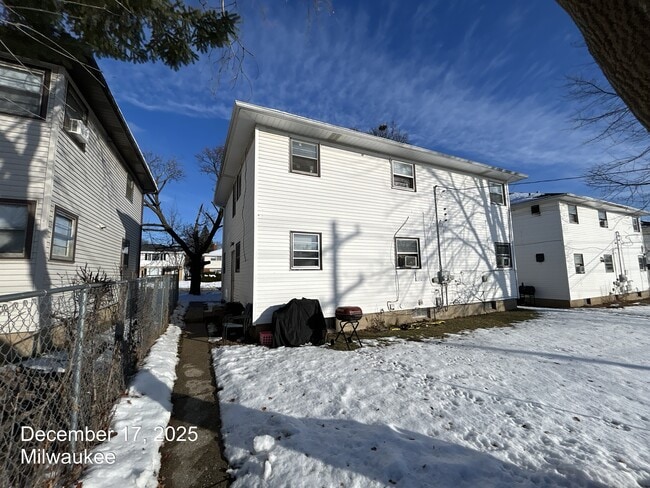 8025 W Villard Ave in Milwaukee, WI - Foto de edificio - Building Photo