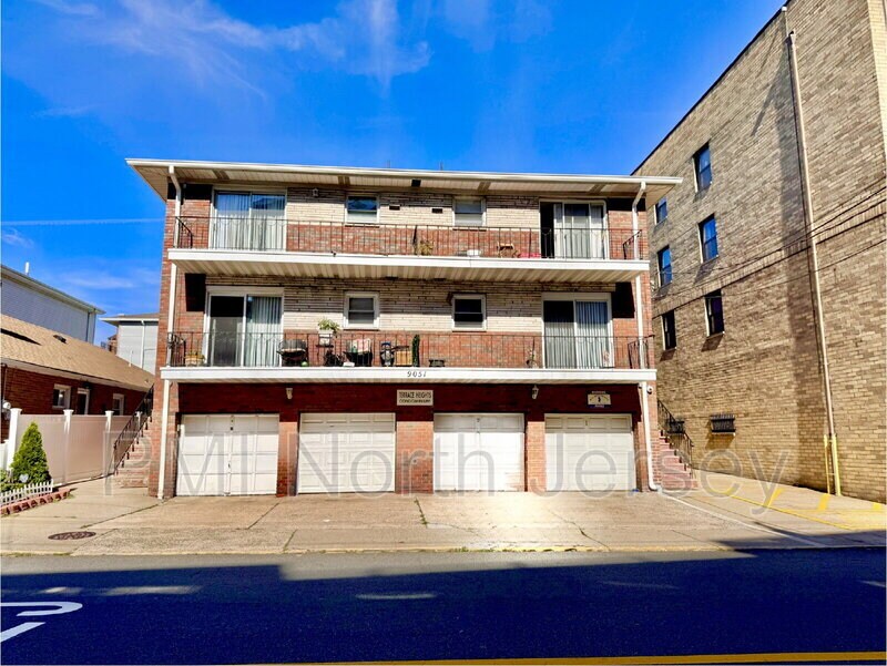 9051 Palisade Ave in North Bergen, NJ - Building Photo