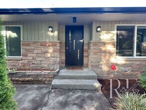 3078 NE Lincoln Rd in Poulsbo, WA - Building Photo - Building Photo