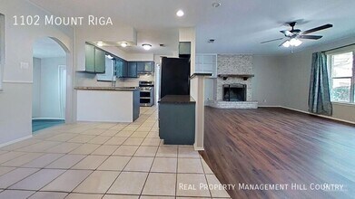 1102 Mt Riga Dr in San Antonio, TX - Building Photo - Building Photo
