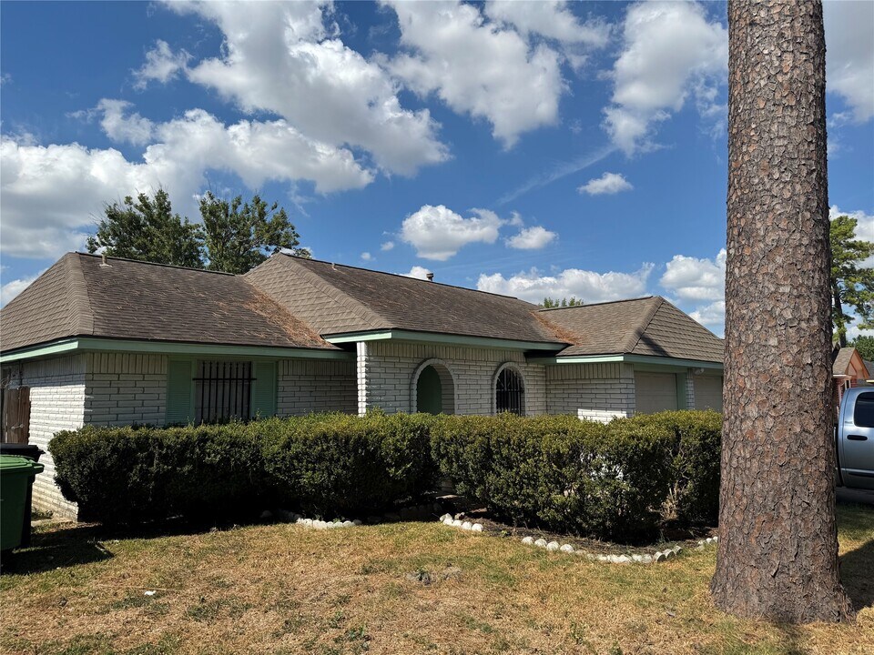 9835 Eblen Dr in Houston, TX - Building Photo