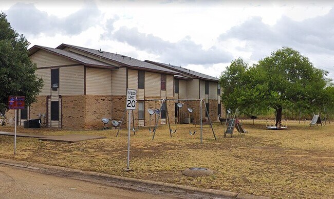 101 Deerwood Dr in Sonora, TX - Building Photo - Building Photo