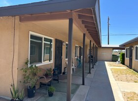 44116 Division St in Lancaster, CA - Building Photo