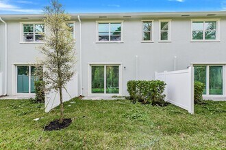 4531 Hollister Ave in Greenacres, FL - Foto de edificio - Building Photo