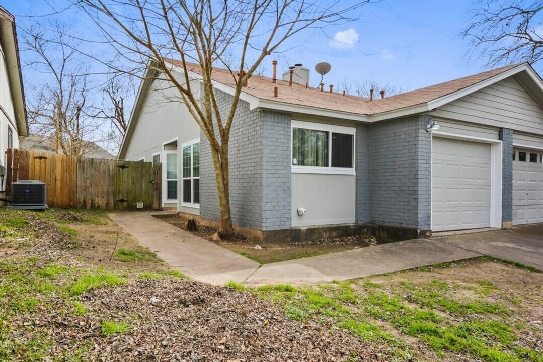 9011 Sanger Dr, Unit 1 in Austin, TX - Building Photo