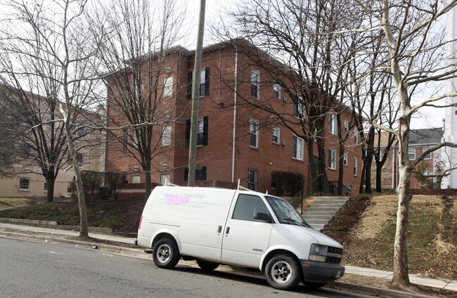 Hawaiian Apartments in Alexandria, VA - Foto de edificio - Building Photo