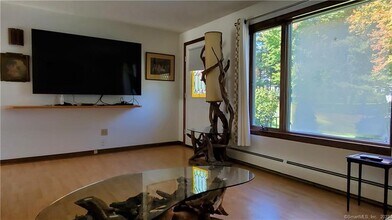 32 Fernridge Rd in West Hartford, CT - Building Photo - Building Photo