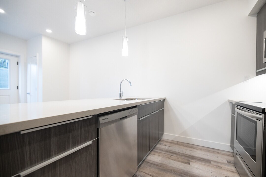 15041 94 Ave NW in Edmonton, AB - Building Photo