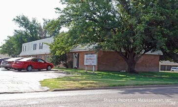 1702 Yonkers St-Unit -B in Plainview, TX - Building Photo - Building Photo