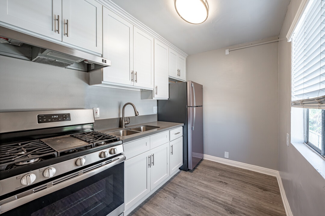 Twin Palms in Pomona, CA - Building Photo