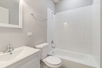 2053 W Iowa St in Chicago, IL - Building Photo - Building Photo