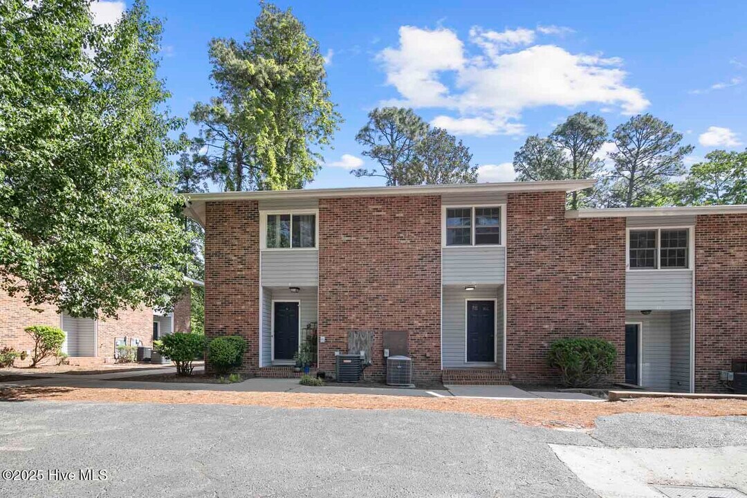 365 W Illinois Ave in Southern Pines, NC - Foto de edificio