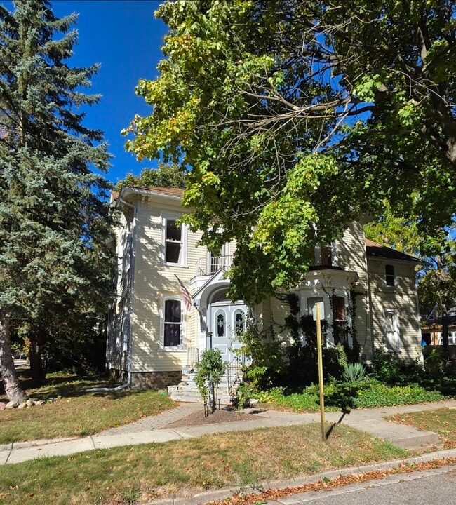 605 N Calhoun St in Lapeer, MI - Building Photo