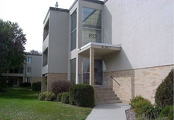1923 Viking Dr NW, Unit 25 in Rochester, MN - Building Photo