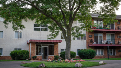 Creek View Apartment Homes 8817 w 35th st. in Minneapolis, MN - Foto de edificio - Building Photo