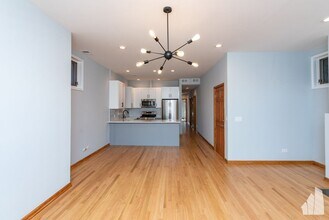 2338 N Greenview Ave in Chicago, IL - Foto de edificio - Building Photo