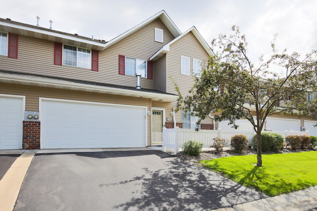 13903 Erwin Ct in Eden Prairie, MN - Foto de edificio
