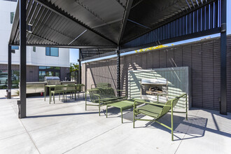 The Cue in Bakersfield, CA - Foto de edificio - Building Photo