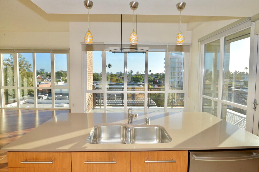 845 Fort Stockton Dr, Unit 401 in San Diego, CA - Building Photo