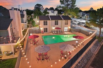 Hollyhills Apartments in Denton, TX - Foto de edificio - Building Photo