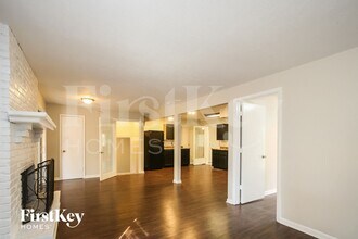 6925 Bloomfield Dr E in Indianapolis, IN - Foto de edificio - Building Photo