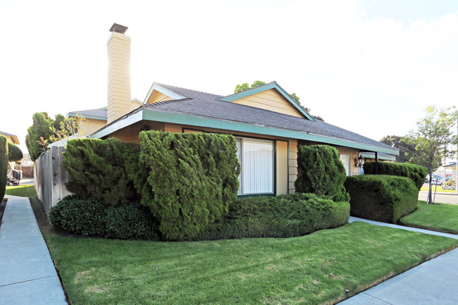 16582 Kellog Cir in Huntington Beach, CA - Foto de edificio - Building Photo