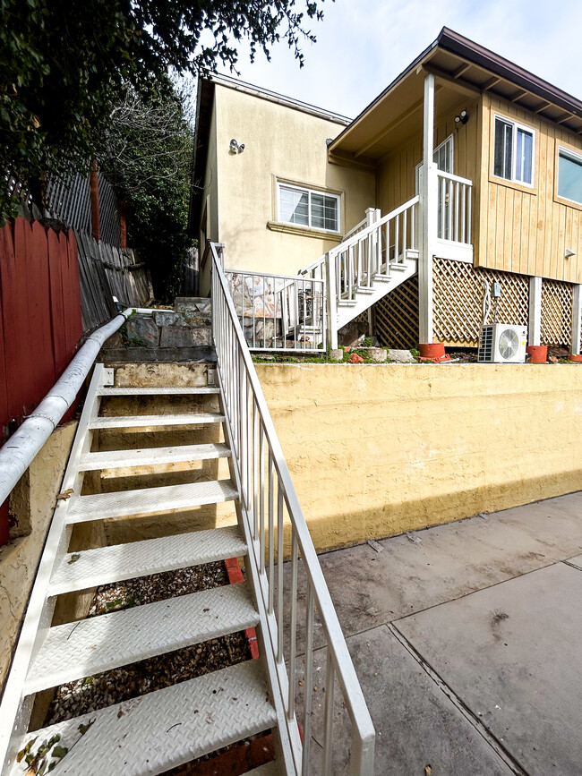 7442 Hillmont Dr in Oakland, CA - Building Photo - Building Photo