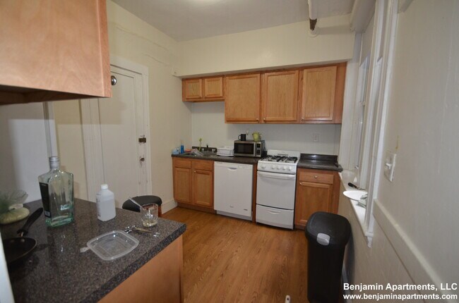 131 Sutherland Rd, Unit A in Boston, MA - Building Photo - Building Photo