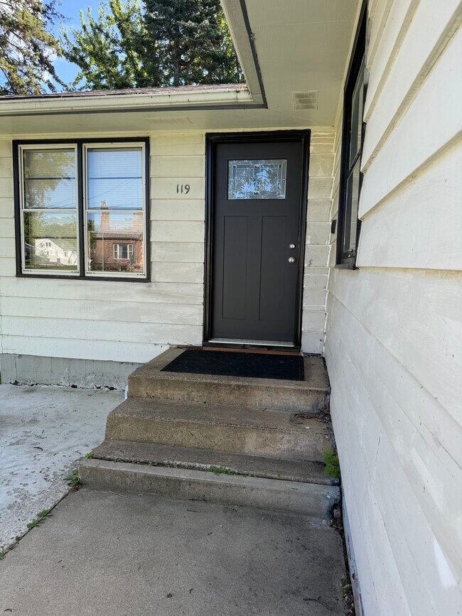 119 4th St SW, Unit Upper Unit