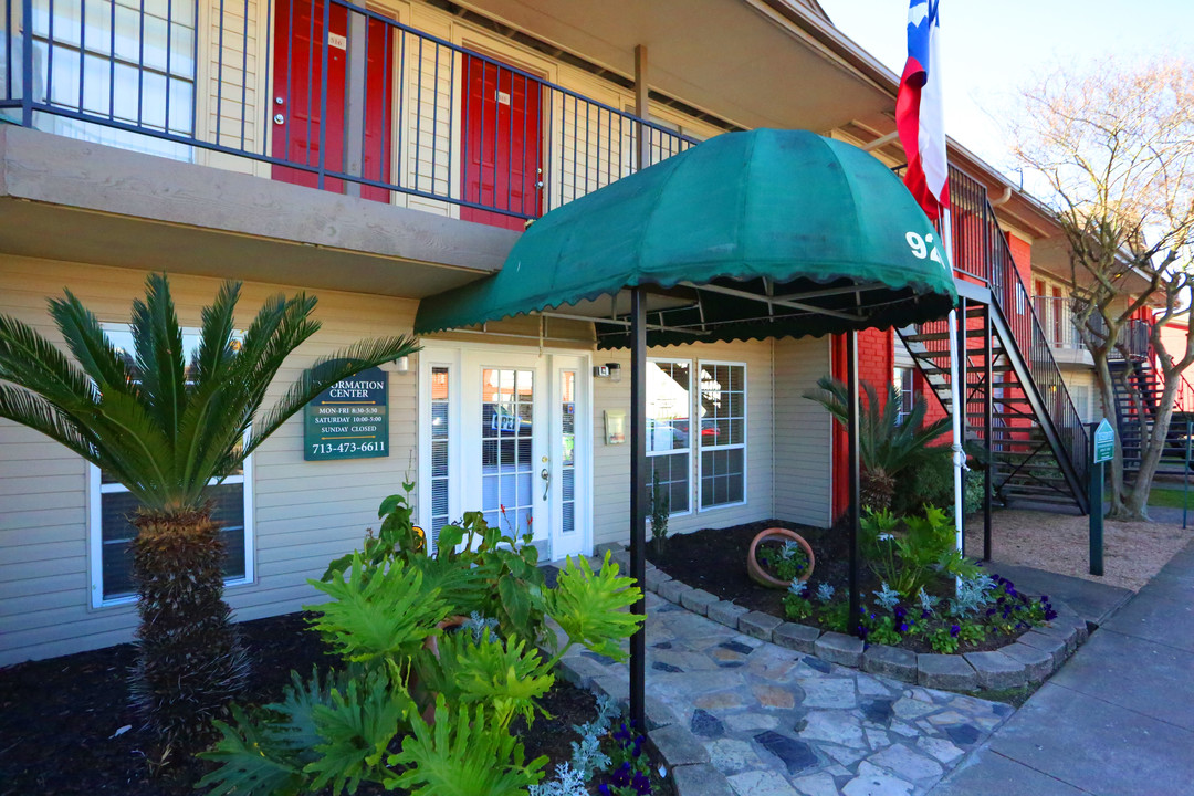 Emerald Pointe in Pasadena, TX - Building Photo