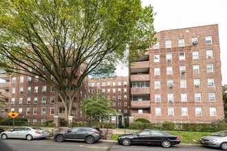 The Georgian House in Jamaica, NY - Foto de edificio - Building Photo