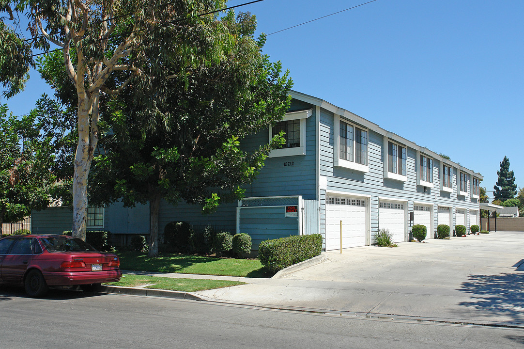 15712 S B St in Tustin, CA - Building Photo